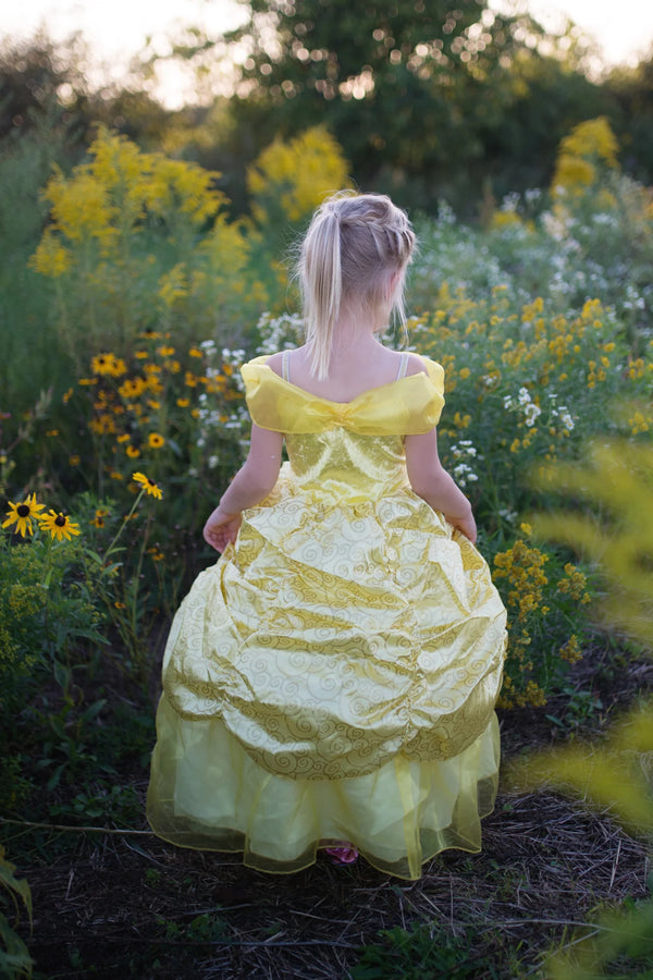 Robe dorée de princesse de conte de fées