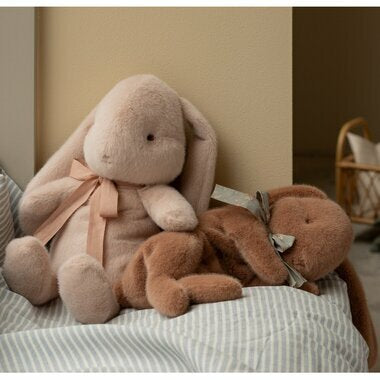 Peluche lapin couché small marron Maileg